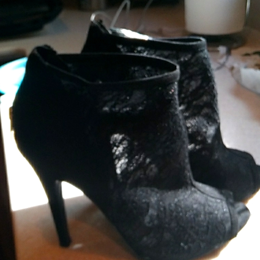 Guess womens high heeled black lace trip short boot size 8 1/2 m